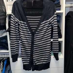 V-NECK CARDIGAN GENTLY USED BEAUTIFUL AND STYLISH